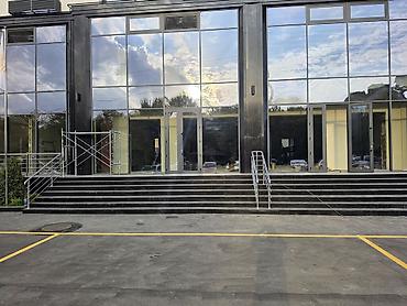 сдаю дом под офис: СДАЁТСЯ В АРЕНДУ КОММЕРЧЕСКОЕ ПОМЕЩЕНИЕ В ЦЕНТРЕ ОША 📍 Адрес: г. Ош — 3