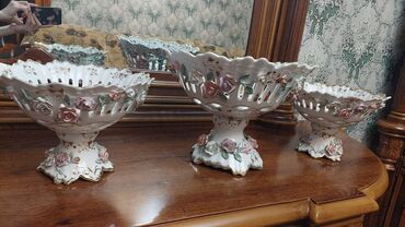 lilafix kraska qiymeti: Üç ədəd dekorativ porselen ayaqlı meyvəqabı/bowl dəsti. - Material