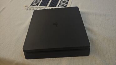 4 qapili soyuducular: Playstation 4 slim tam ideal vəziyyətdə qızıl zamaneti de var, 2 pult