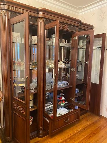 Оборудование для магазинов: Klassik üslubda vitrinli bufet - Material: Təbii ağac teksturasına — 2