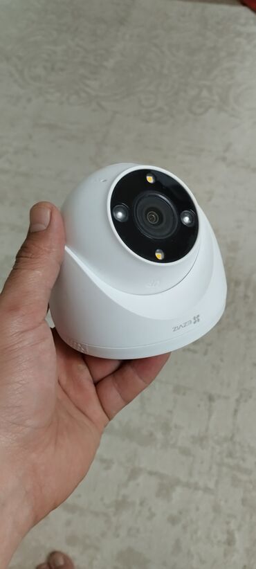 Видеонаблюдение: Купольная камера видеонаблюдения Ezviz. Компактный корпус белого цвета