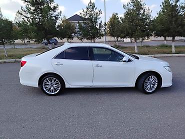 disk teker satisi: Toyota Camry – ağ rəng, sedandır. Şəhərdaxili və magistral yollarda — 4