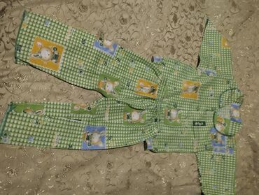 Ziyafət donları: Məhsul paketi: ayaqqabı və geyim 1) Qırmızı idman ayaqqabıları - — 28