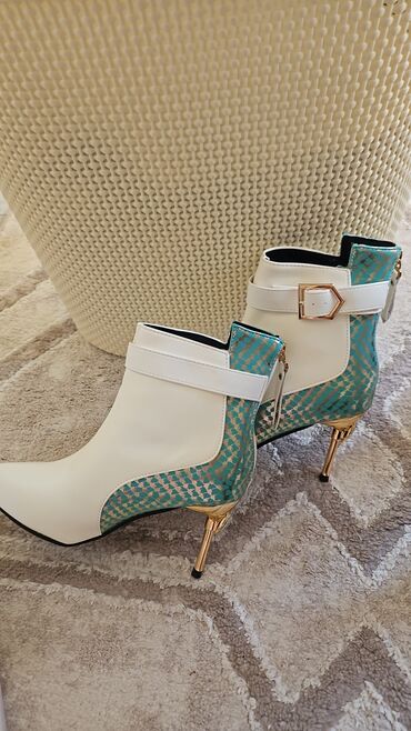 фирменные красовки: Женские ботильоны на шпильке - Дизайн: белый носок и союзка с