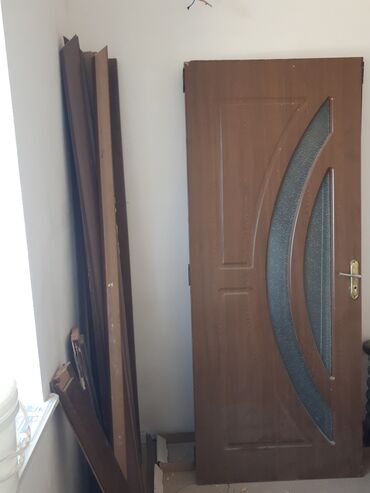 Furnitura və aksessuarlar: Otaq qapisi 2 edetdir biri 20m