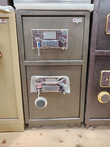 Сейфы: İkiqapılı metal seyf - Üst və alt bölmə: hər birinin ayrıca elektron — 1