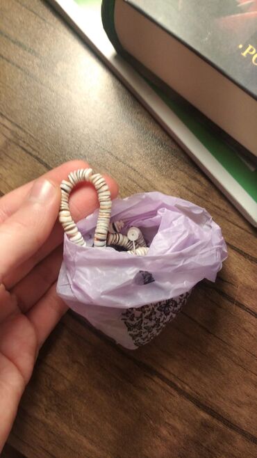 Muncuqlar: Qolbağlar təbii daşlardan. qiymət daşa və ölçüyə gorə. Muncuq dəsti – — 11