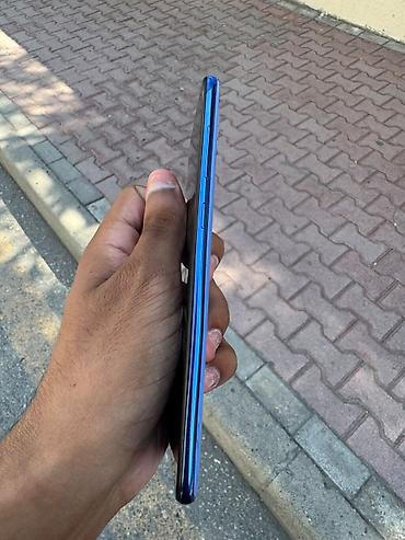 google pixel 10: Mavi rəngli smartfon Xüsusiyyətlər və portlar: - Alt hissə: 3.5 mm — 4