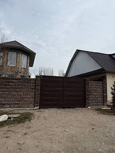 Продажа коттеджей и домов: Продаётся двухэтажный кирпичный дом с ограждённым участком и отдельной — 9