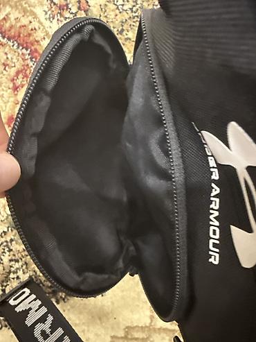 сумка гаярд: Компактная мужская/унисекс сумка на плечо Under Armour, цвет черный — 3