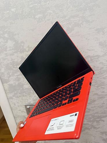 ucuz notbuk: ASUS VivoBook 14 noutbuku – parlaq qırmızı rəngdə, yüngül və nazik — 3