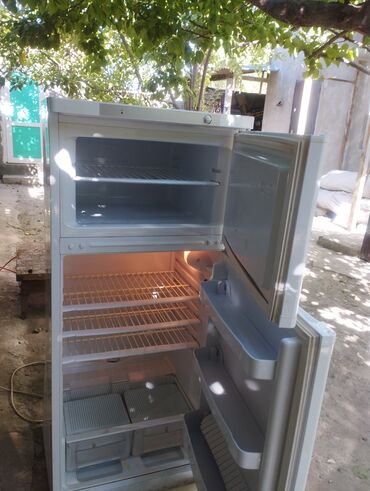 продаю старый холодильник: Холодильник Indesit, Двухкамерный, De frost (капельный)