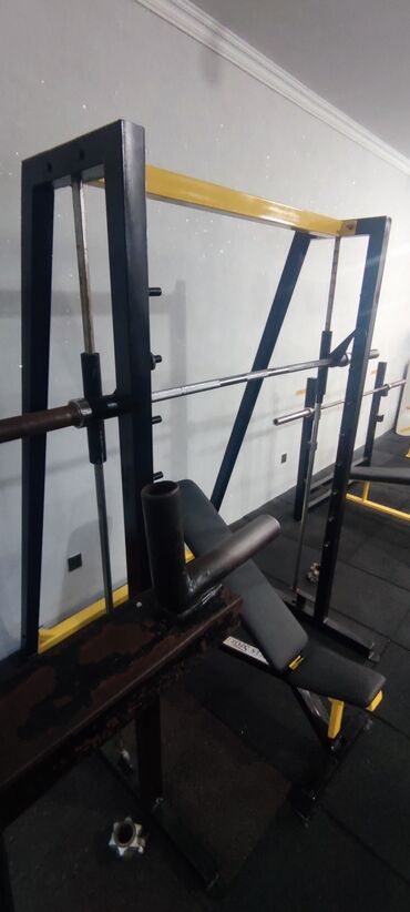 kürək trenajoru: Smith terk qrifinin kilosu 25 kg dır skameka ile 1500 azn Güc
