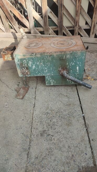 оборудование для пиццы: Металлическая печь-буржуйка с варочной поверхностью. Описание: -