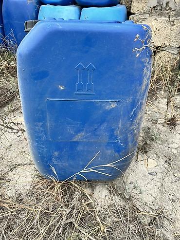 seyf qapisi: Mavi plastik kanistrlər (bidonlar) - Həcmi: təxmini 20–30 litr - — 6