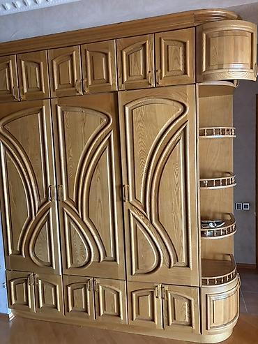 Mebel: Təbii ağac naxışlı, klassik üslubda hazırlanmış iri həcmli qarderob — 1