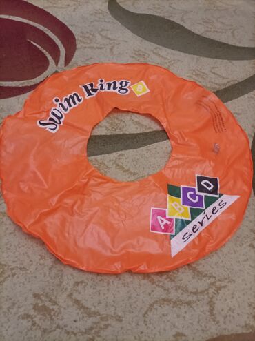 Tavalar: Portativ üzgüçülük halqası parlaq narıncı rəngdədir. "Swim Ring"