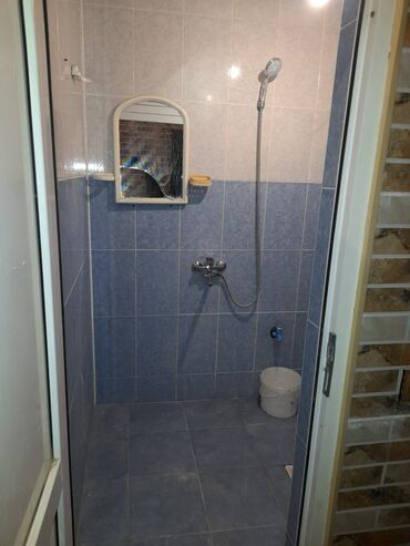 Uzunmüddətli kirayə evlər: Kirayə verilən kiçik həyət evi Plan və sahələr: - Girişdə pilləkənli — 2