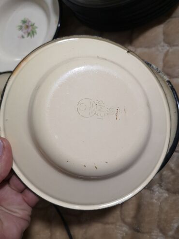 Kompleti posuđa: Cena za jedan a za vise dogovor Set emajliranih tanjira sa cvetnim — 13