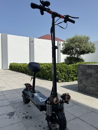 Samokatlar: Wolongcu şirkətinin elektrik skuteridir. Oturacağı var. Ön hissəsində