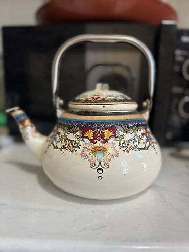 Чайники с декоративной росписью — 2 штуки. 1) Эмалированный чайник at lalafo.kg Чайники с декоративной росписью — 2 штуки. 1) Эмалированный чайник