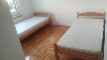Kreveti: Beli jednokrevetni krevet, idealan za dečije ili manje spavaće sobe — 13