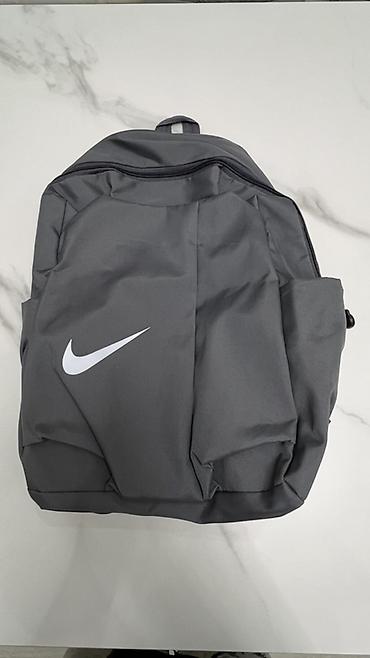 Рюкзаки: Рюкзак Nike, серый - Лаконичный дизайн с крупным белым логотипом — 1