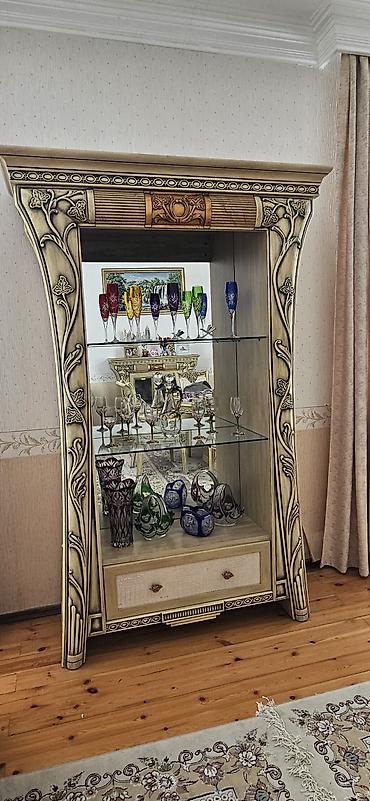 Оборудование для магазинов: Klassik üslubda vitrin şkaf Material: Möhkəm ağac malaziya istehsal — 2