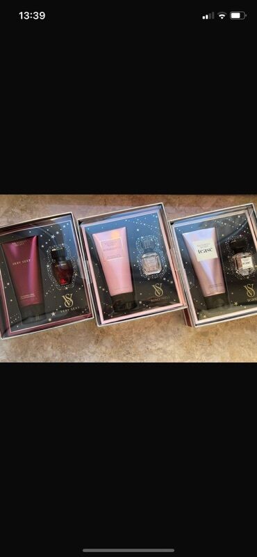 Ətriyyat: Üç fərqli Victoria's Secret ətir hədiyyə dəsti. Hər dəstdə bir ətir və