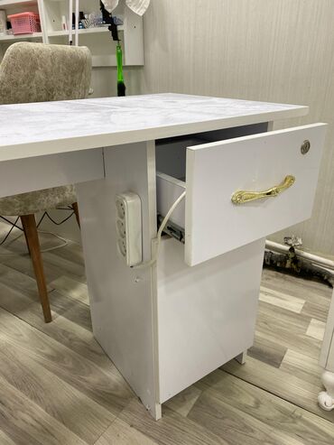 Salon masaları: İşlənmiş, Manikür üçün masa, Güzgüsüz