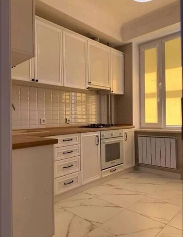 сдаётся квартира рядом рынок дордой: 2 бөлмө, 60 кв. м, Элитка, 7 кабат