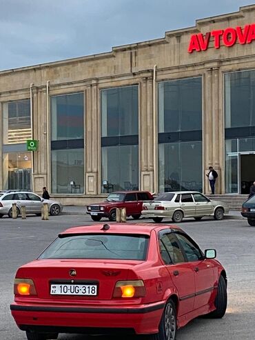 Digər Avtomobillər: Qırmızı rəngli sedan avtomobil Xüsusiyyətlər: - Korpus: 4 qapılı — 8