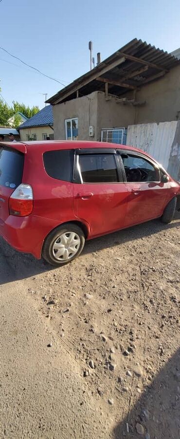 пасса: Продается Honda Fit красного цвета. Этот компактный хэтчбек идеально