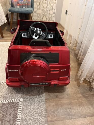 maşinlar uşaqlar ücün: Qırmızı rəngdə Mercedes-AMG G 63 uşaq elektrik avtomobili. Uşaqların