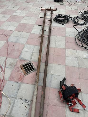 nərdivan qiymətləri: Metal dirəklə qalxma nərdivanı və təhlükəsizlik qurşağı dəsti. - — 1