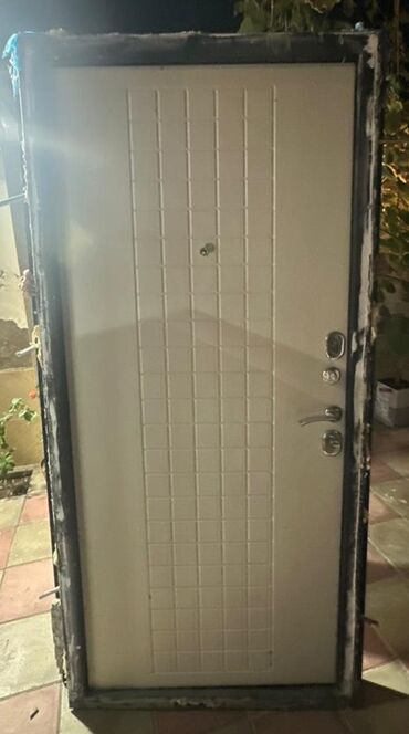 Giriş qapıları: Divarda şüşəli, detallı naxışlarla bəzədilmiş bəzəkli bir qapı. Qapı — 3