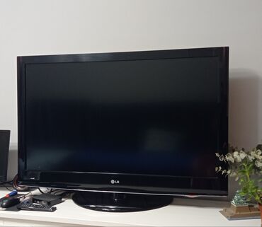 телевизор продаю: Телевизор LG, диагональ экрана примерно 42–47". Плоская панель