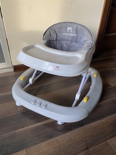 Детские ходунки: Детские ходунки Ining Baby складной каталка в сером цвете. Оснащены