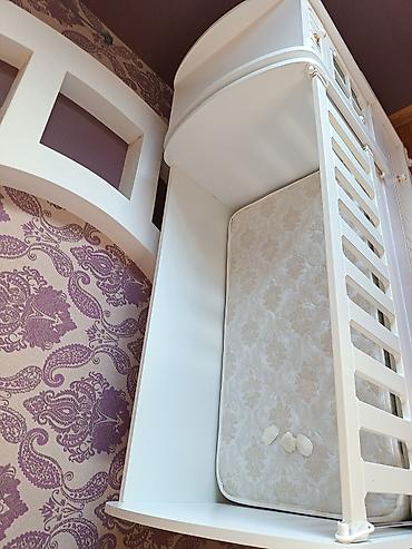 qiz wekilleri: Ağ rəngdə çoxfunksiyalı beşik–komod dəsti - Material: MDF/laminat — 3