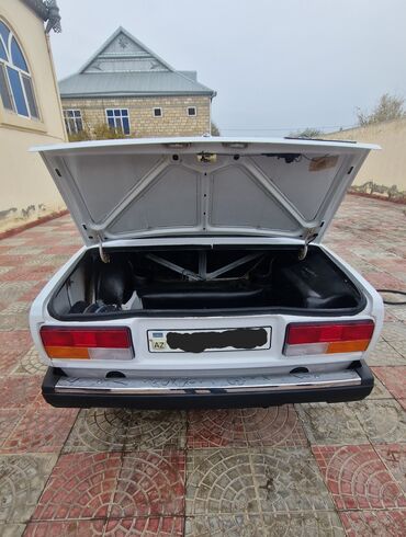 VAZ (LADA): VAZ 2107 sedan Xüsusiyyətlər: - Kuzov: 4 qapılı sedan, ağ rəng - — 11