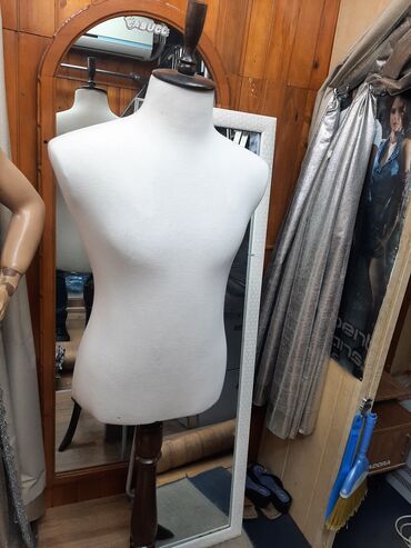 Манекены: Продаю манекены витринные для магазина мужские состояния новые