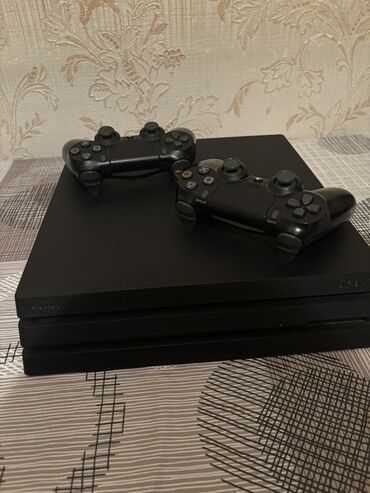 PS4 (Sony Playstation 4): Sony PlayStation 4 Pro 1tb oyun konsolu iki ədəd pult verirem əla