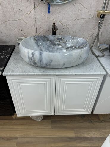 firca desti: Mərmər lavabo və ağ rəngli ikili şkafdan ibarət bu hamam mebeli dəsti