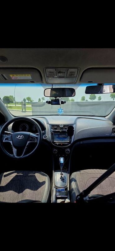 Hyundai: Hyundai Accent: 1.4 l | 2015 il Sedan — 7