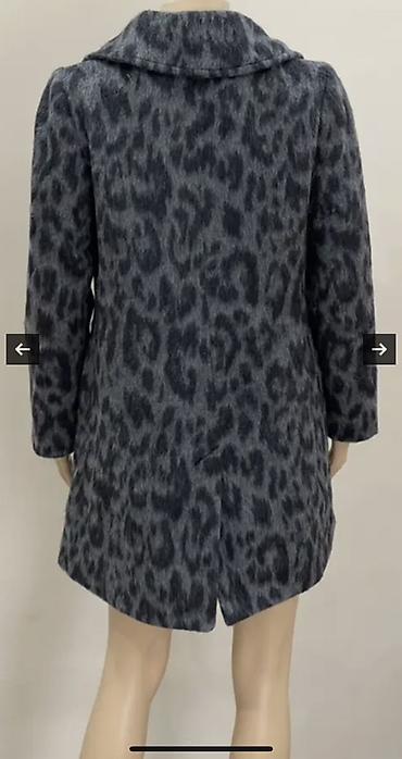 don ikisi bir yerdə: Qadın paltosu – boz-qara leopard naxışlı - Model: dizüstü uzunluqda — 2