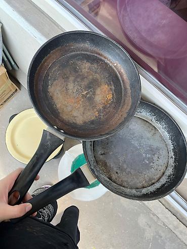 бу сковородки: 🥘 Продаю 2 сковородки Отдаю две старые сковородки в чистом состоянии — 2