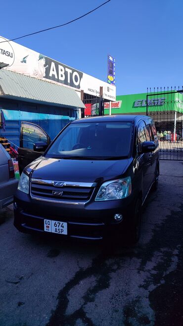 Toyota: Toyota Noah: 2004 г., 2 л, Автомат, Бензин