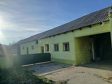 Kupujem kuću: Na prodaju prostrano seosko domaćinstvo sa velikim ograđenim placem i — 7