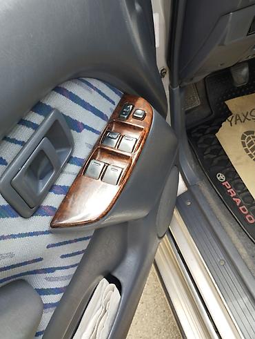 prado farası: Gümüşü rəngdə Toyota Prado SUV avtomobili. Avtomobilin arxa hissəsində — 4