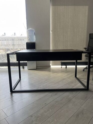 офисная мягкая мебель: Комплект офисной мебели, Стол, цвет - Черный, Б/у
